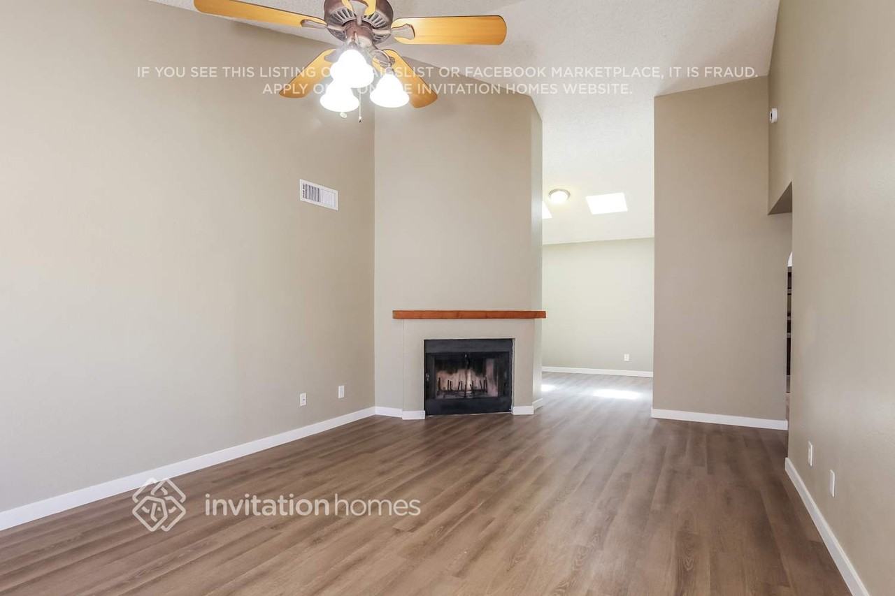 18829 N 45th Ave - Photo 3 of 17