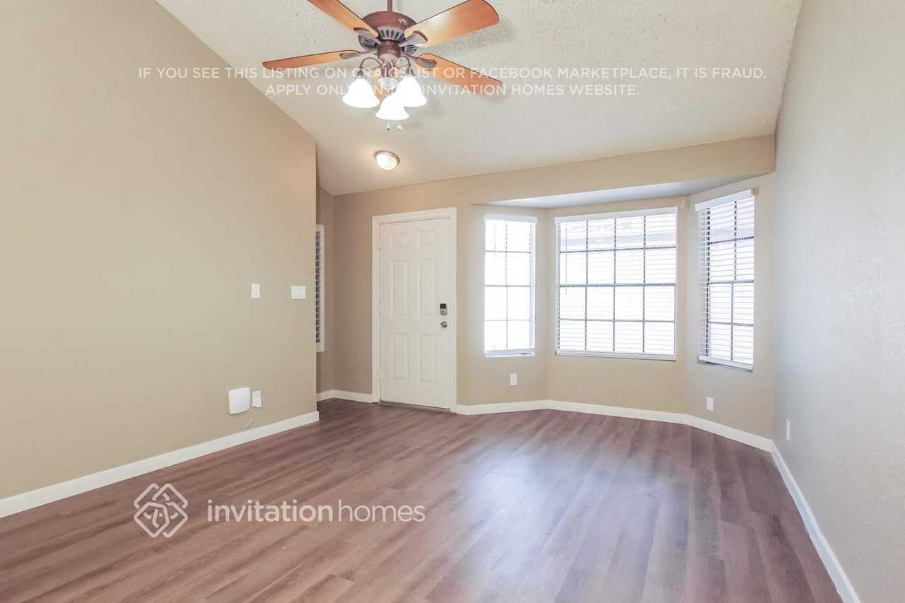 18829 N 45th Ave - Photo 5 of 17
