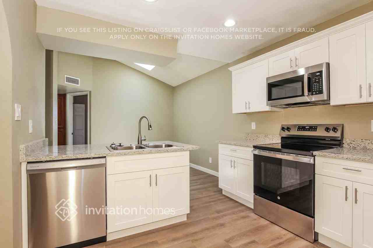 18829 N 45th Ave - Photo 6 of 17