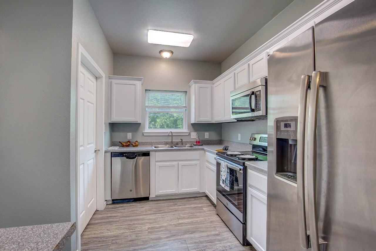 1727 Division St - Photo 2 of 20