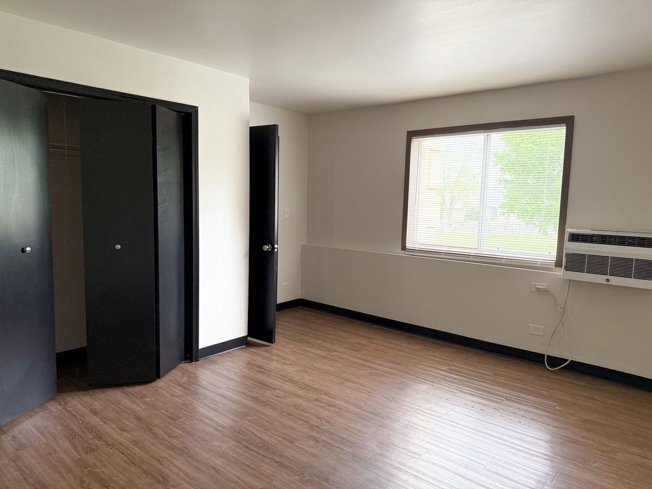 Tan Oak Apartments - Photo 4 of 35