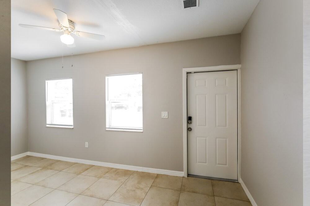 2330 Nwst - Photo 4 of 16