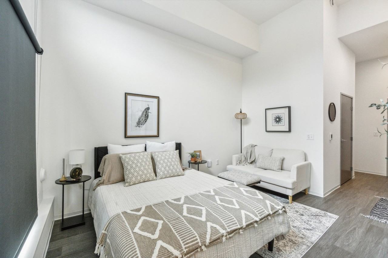 Koz at Othello Station - Photo 5 of 15