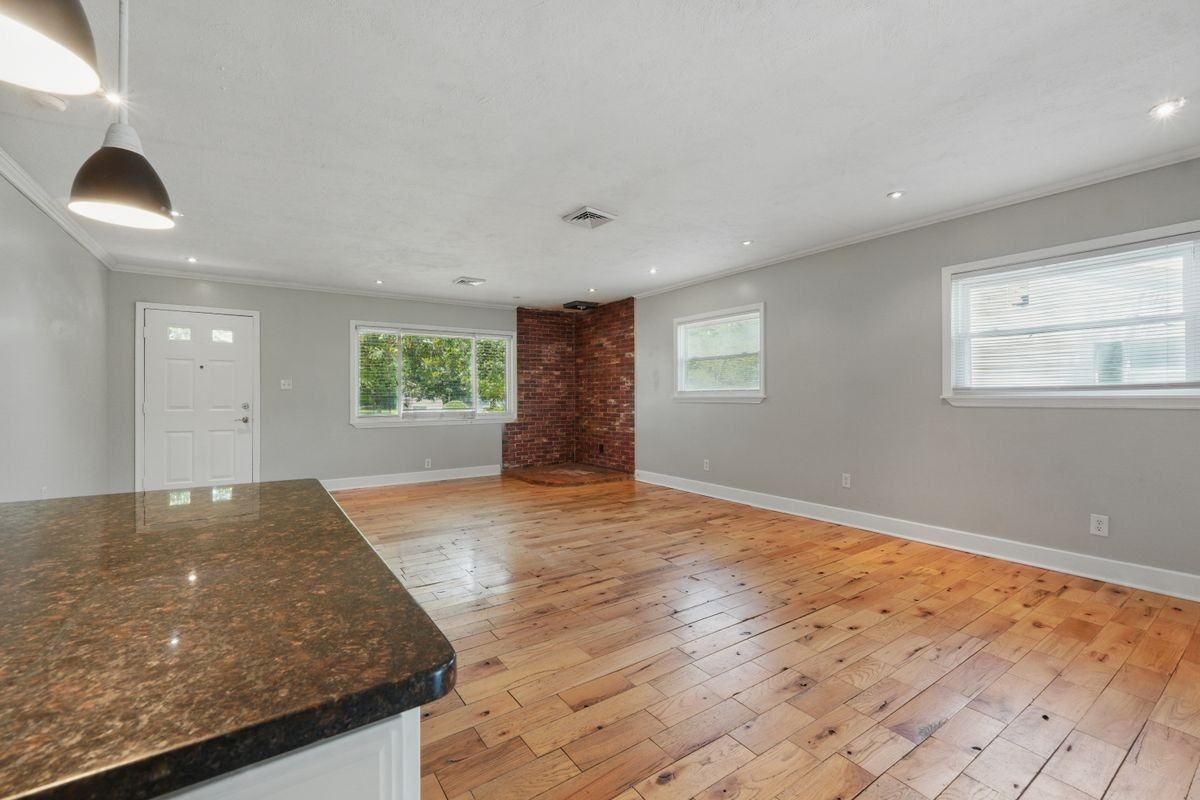 3127 N Riverside Dr - Photo 3 of 25