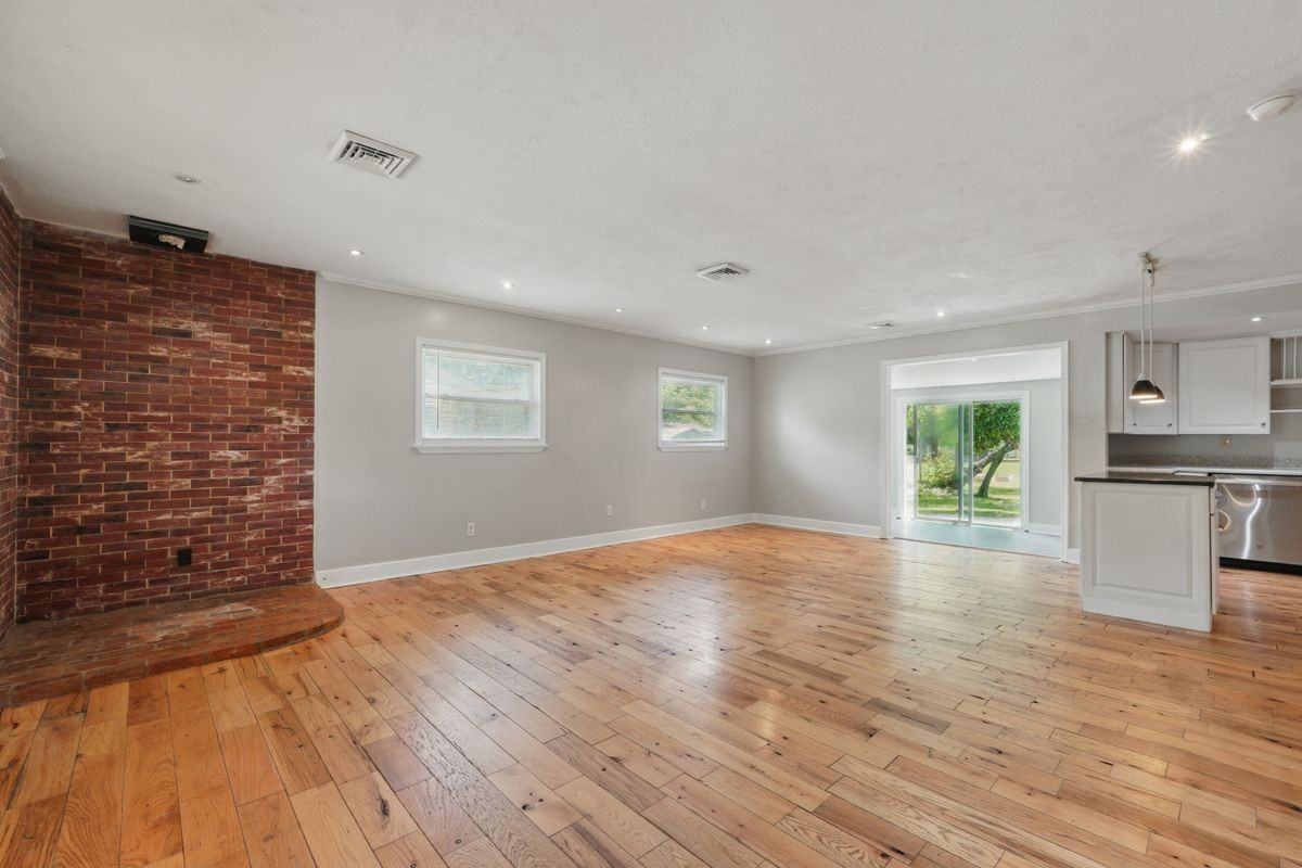 3127 N Riverside Dr - Photo 4 of 25