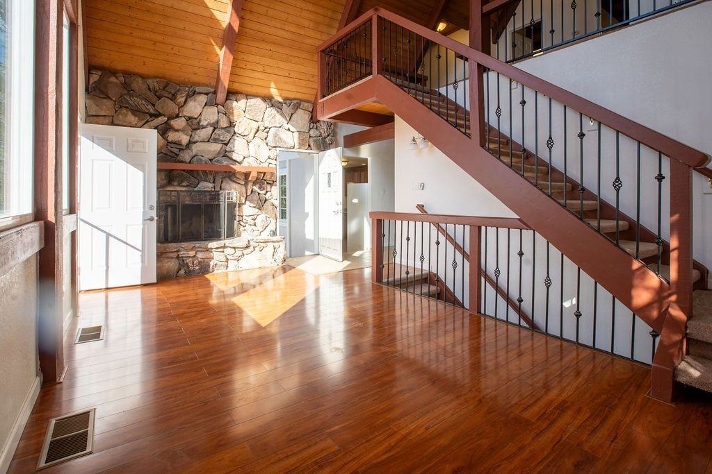 521 Pioneer Rd - Photo 3 of 50