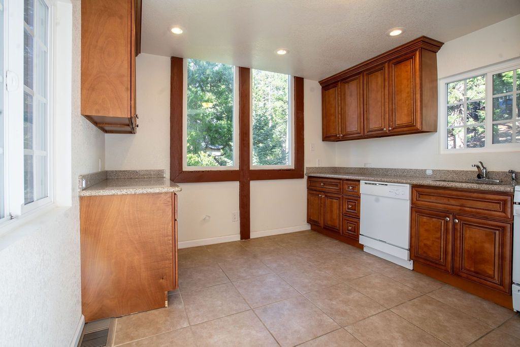 521 Pioneer Rd - Photo 4 of 50