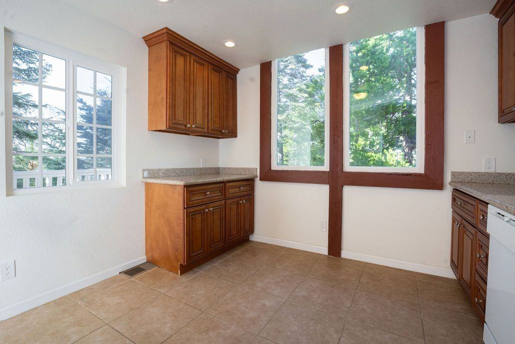 521 Pioneer Rd - Photo 6 of 50