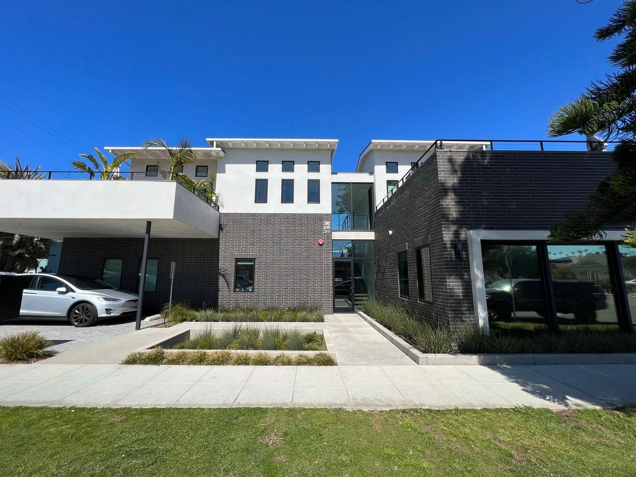 Luxury Living in the Heart of Downtown Encinitas - Photo 2 of 2