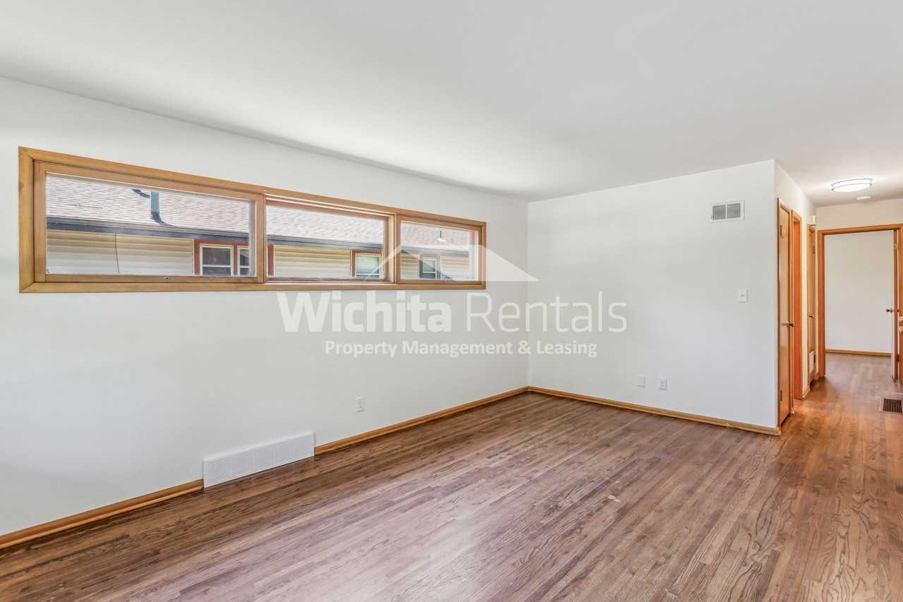 1809 N Gow St - Photo 2 of 15