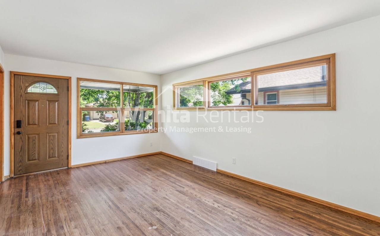 1809 N Gow St - Photo 4 of 15