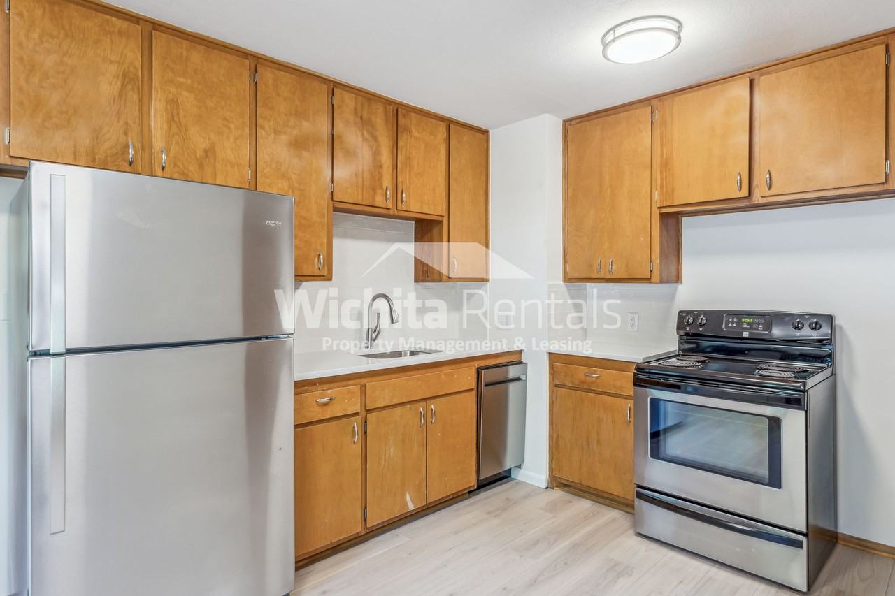 1809 N Gow St - Photo 5 of 15