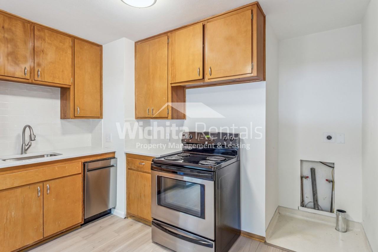 1809 N Gow St - Photo 7 of 15