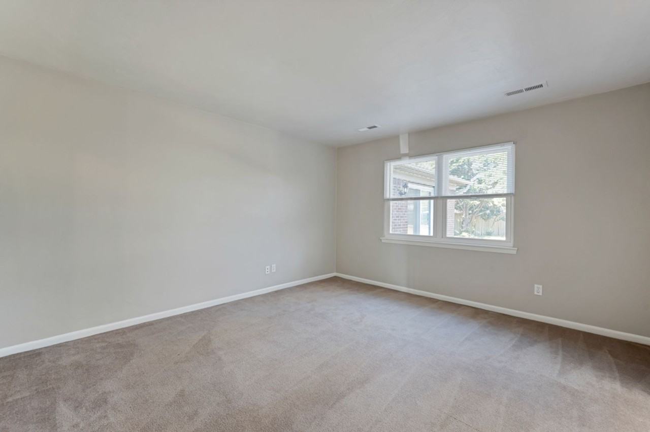 517 Norman Ln - Photo 6 of 33