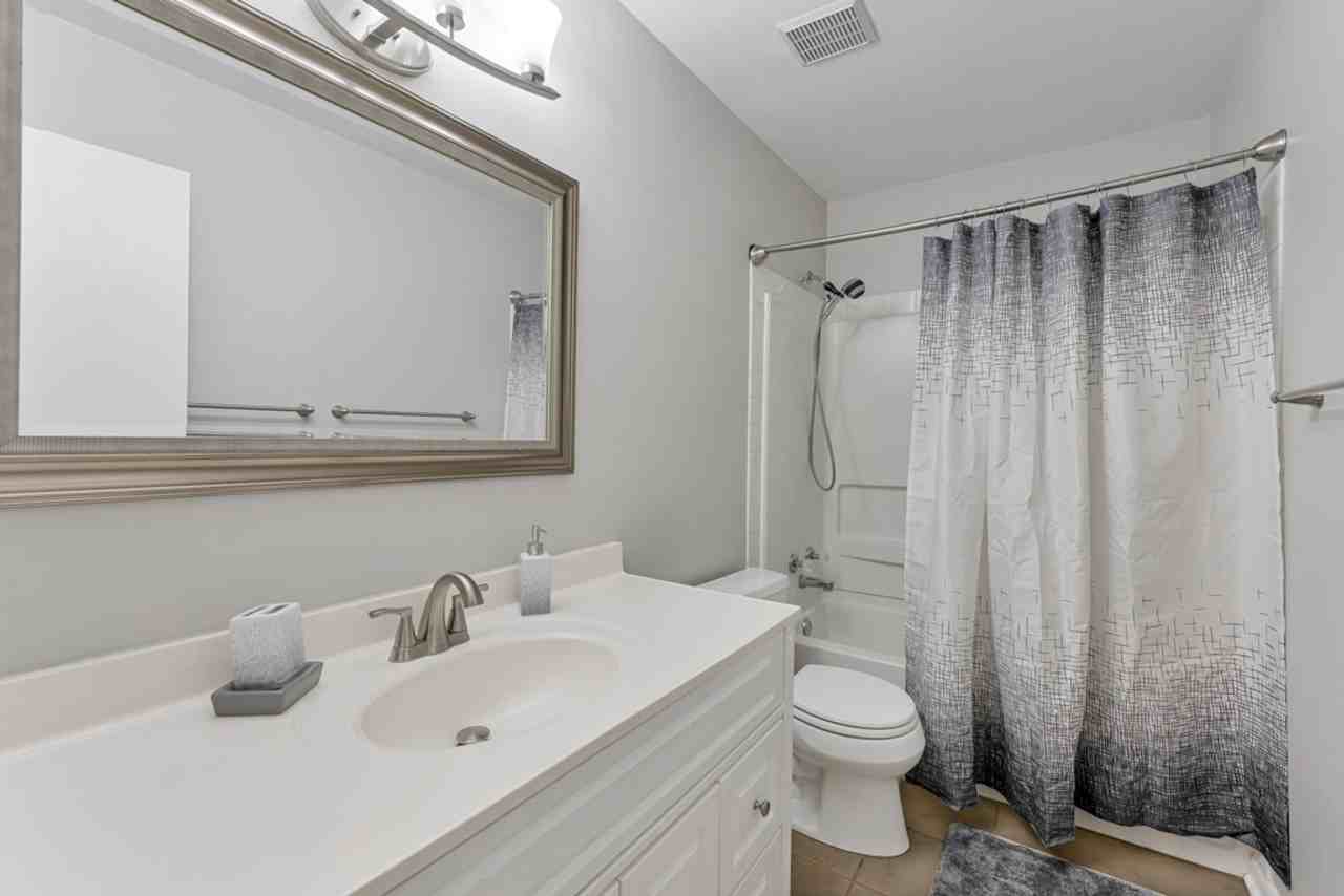 517 Norman Ln - Photo 7 of 33