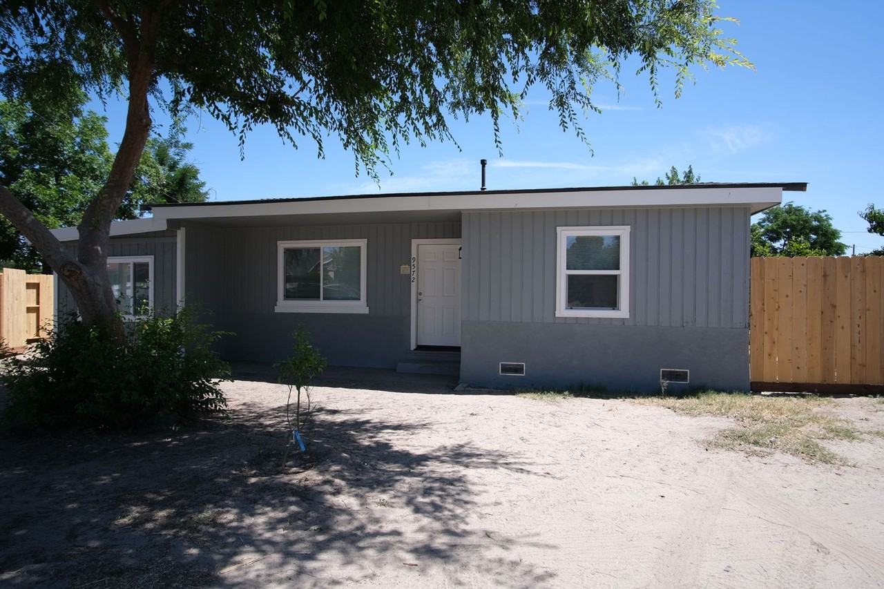 9572 Phelan Cir - Photo 2 of 22