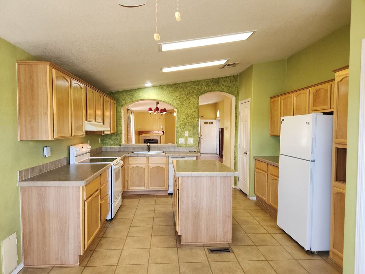 600 N Spruce Cir - Photo 5 of 24