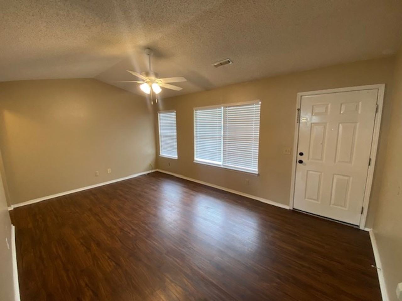 320 E Evergreen Ln - Photo 3 of 11