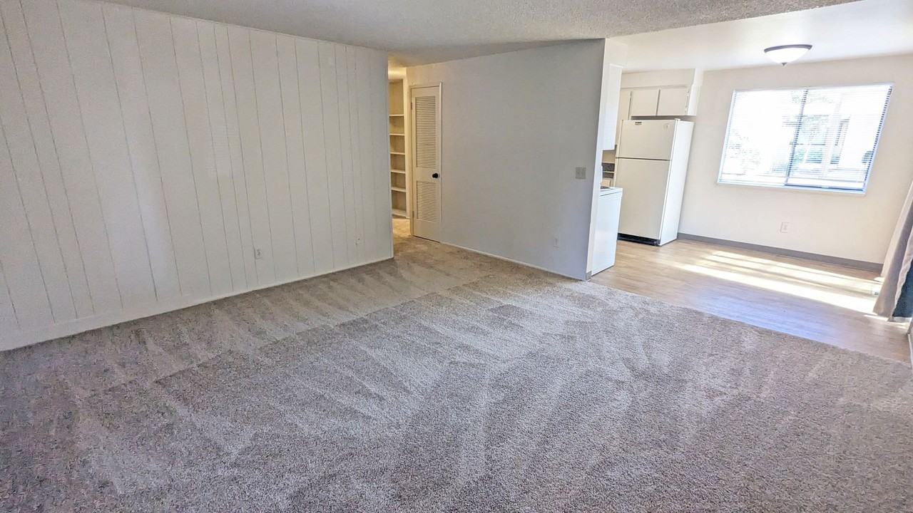 1368 S Ivy St - Photo 2 of 12