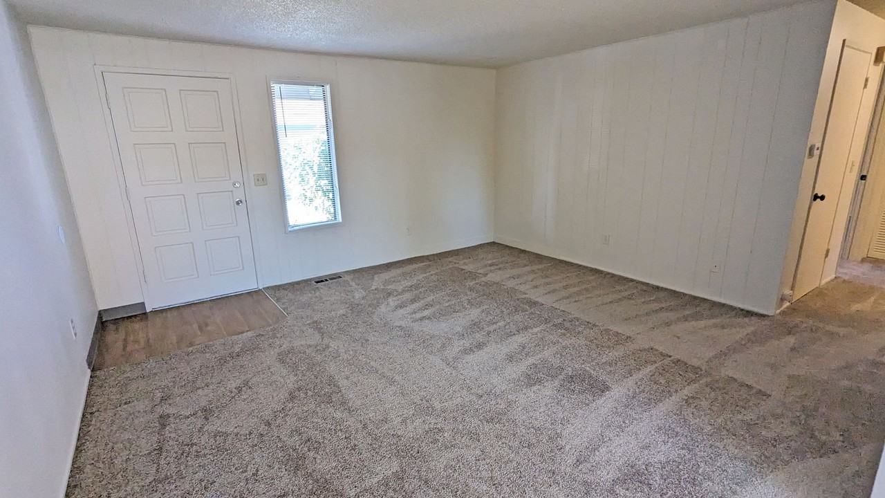 1368 S Ivy St - Photo 3 of 12