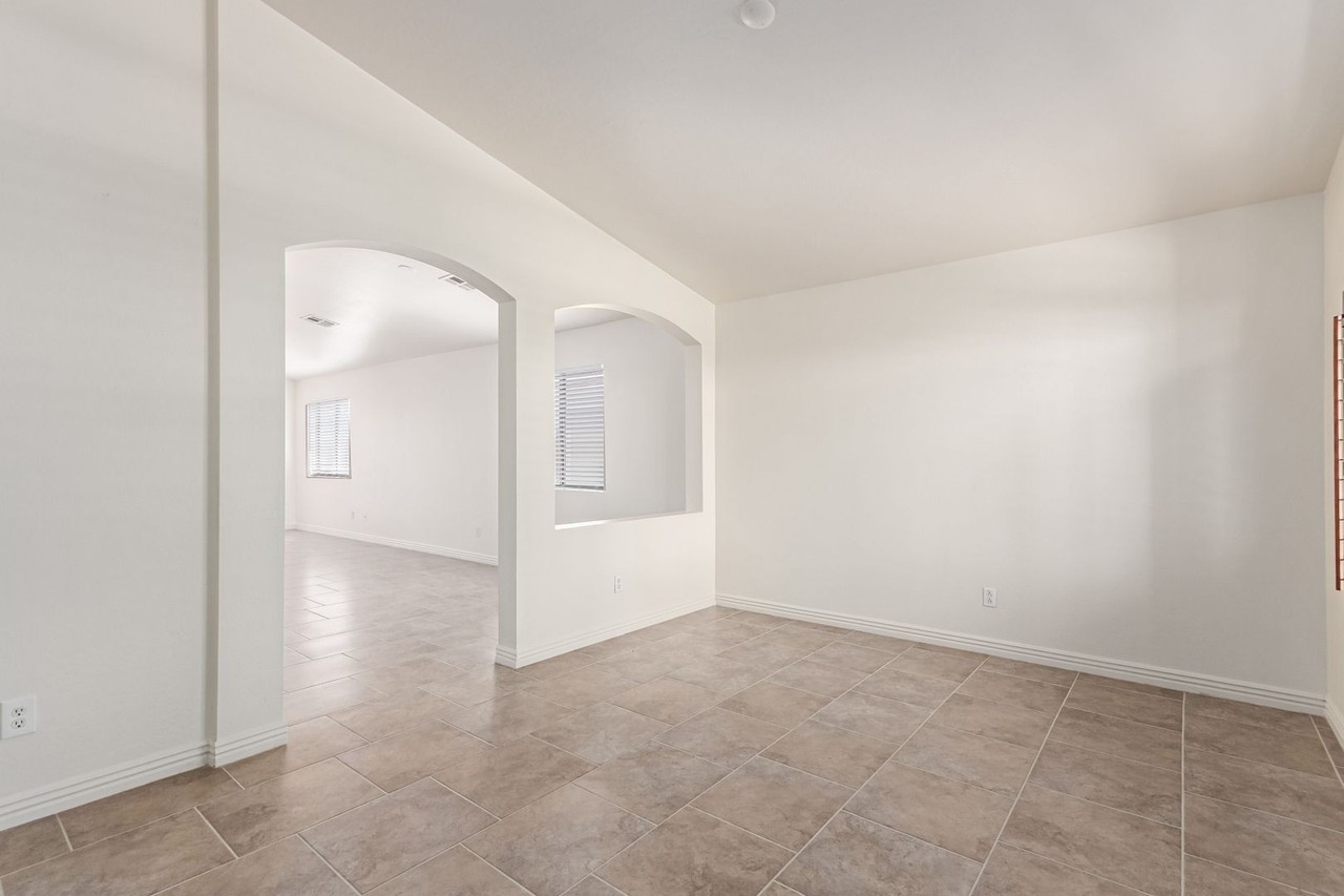 10624 W Apache St - Photo 3 of 19