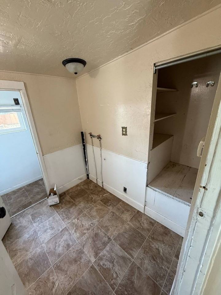 234 S 500 E - Photo 3 of 20