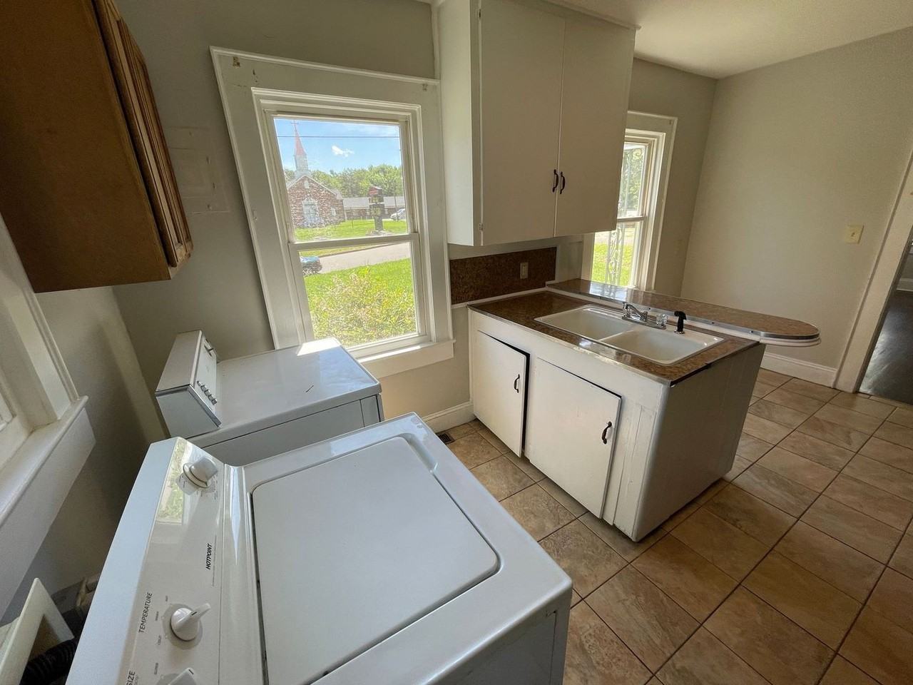 825 Churchill Dr - Photo 4 of 11