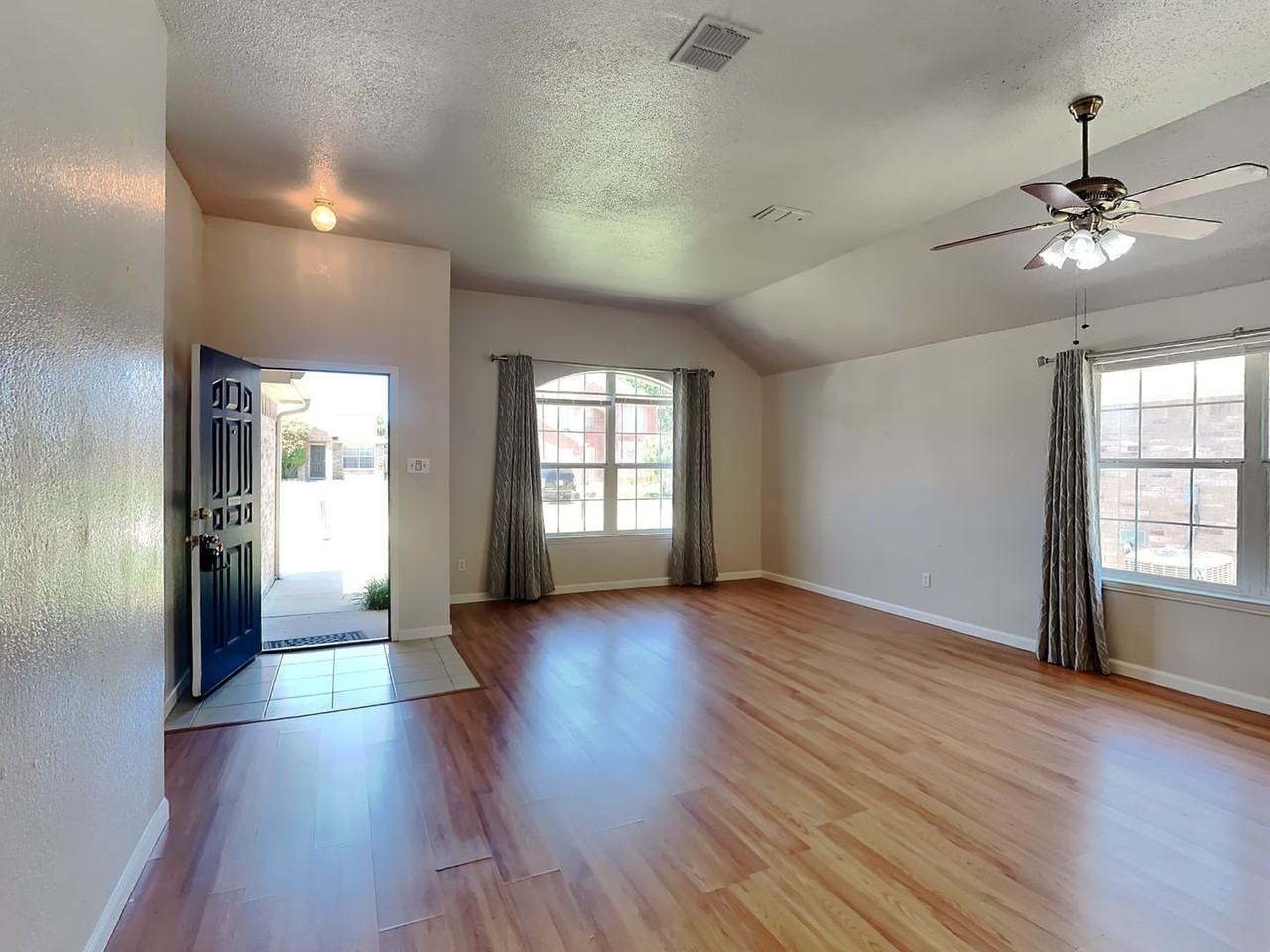 4605 Palm Ridge Dr - Photo 3 of 16