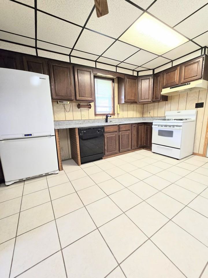 817 E Monroe St - Photo 3 of 10