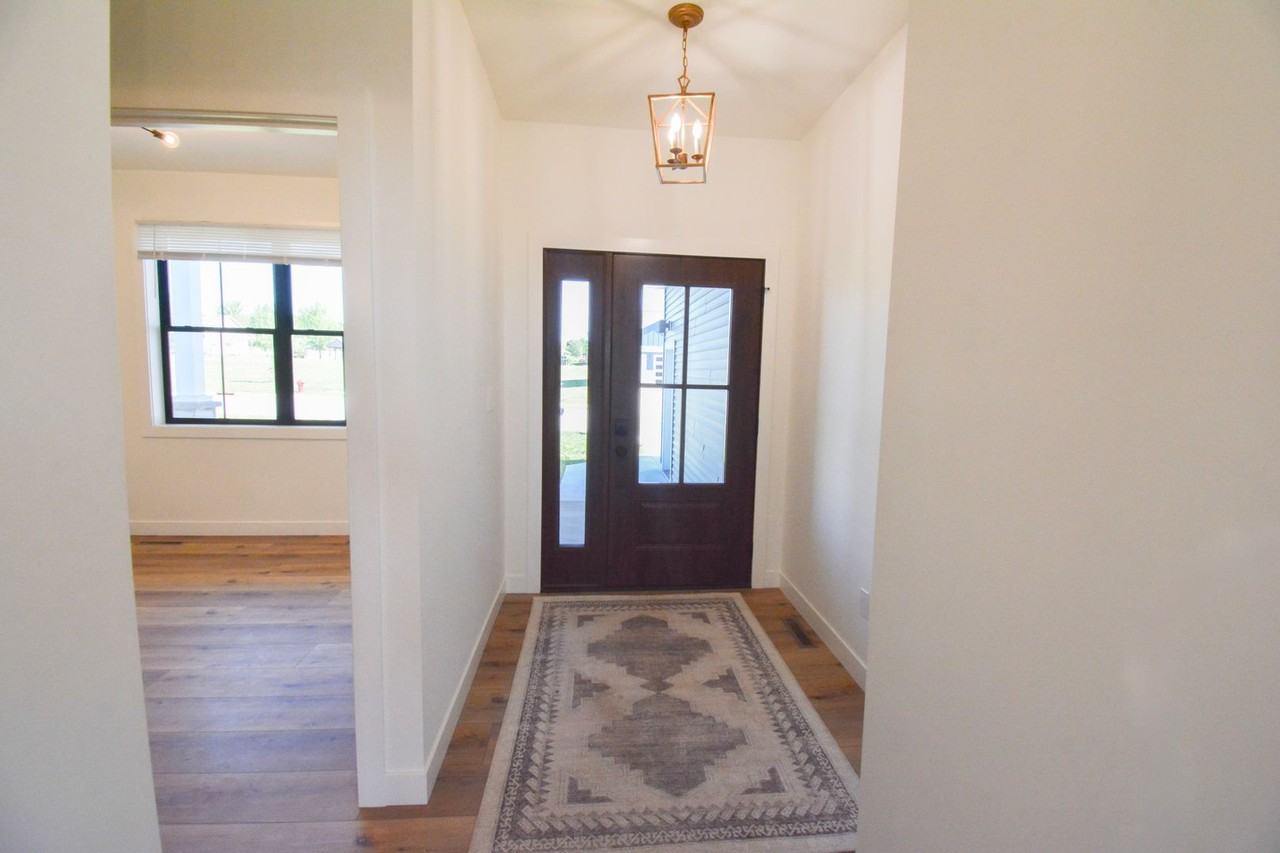 285 7th Ave Se - Photo 3 of 30