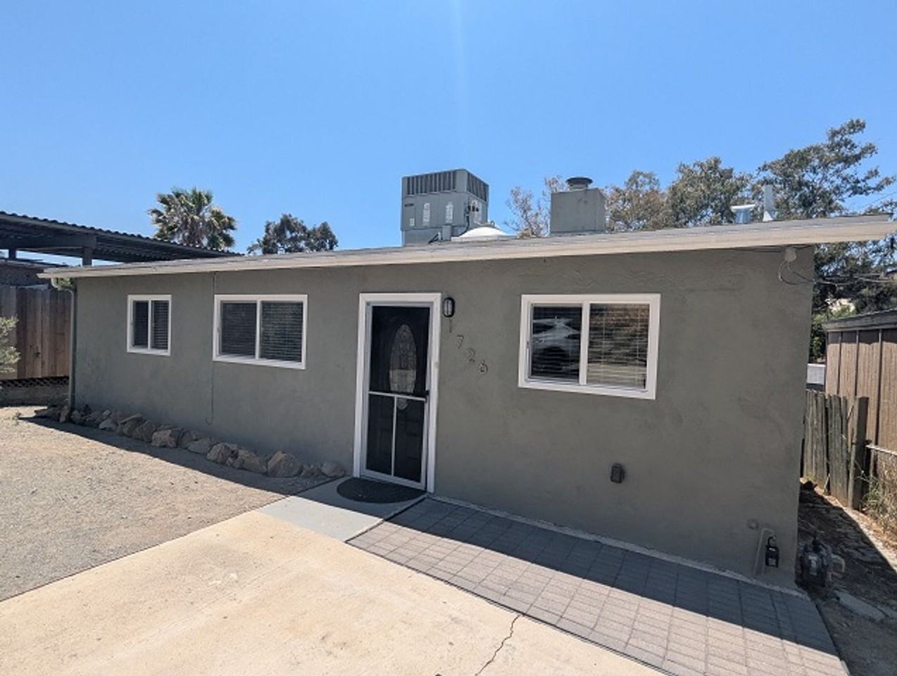 1726 Swan St - Photo 2 of 25