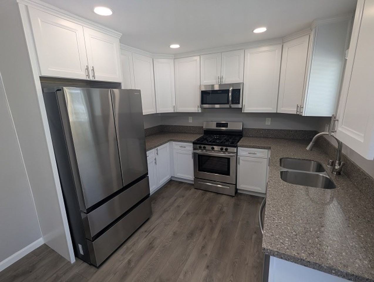 1726 Swan St - Photo 3 of 25
