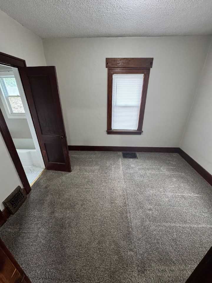 1937 N Fairview Ave - Photo 4 of 9
