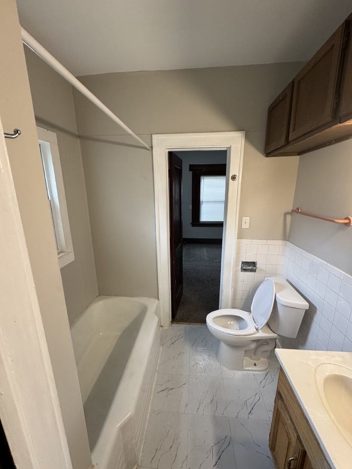 1937 N Fairview Ave - Photo 5 of 9