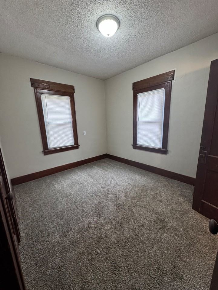 1937 N Fairview Ave - Photo 6 of 9