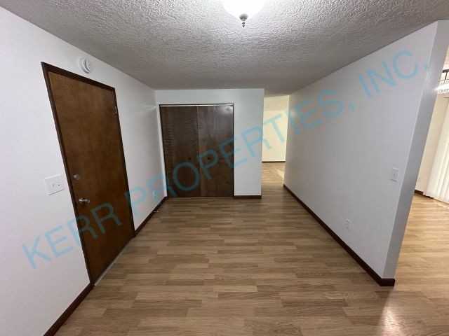 18660 Roundtree Dr - Photo 5 of 20