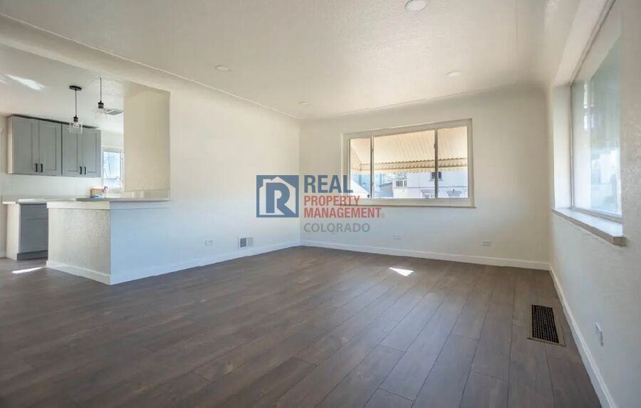 2000 Irving St - Photo 3 of 23