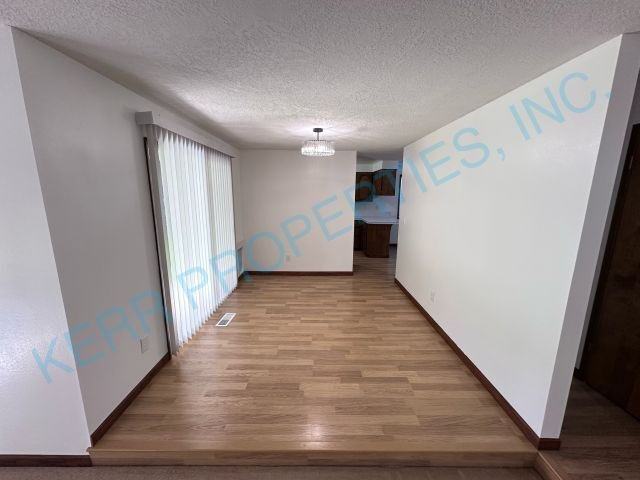 18660 Roundtree Dr - Photo 3 of 20