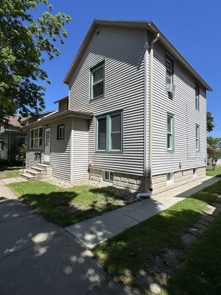 807 Court St - Photo 2 of 9
