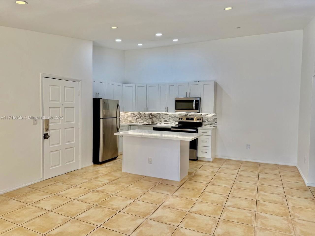 4970 Nw 102nd Ave - Photo 5 of 8