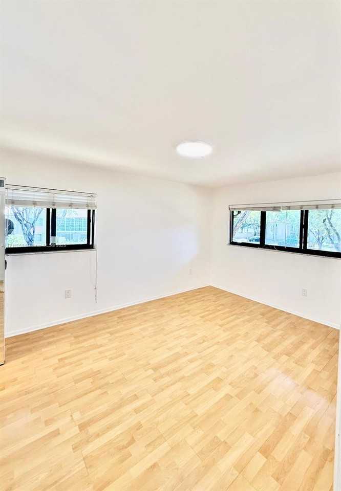 4970 Nw 102nd Ave - Photo 6 of 8