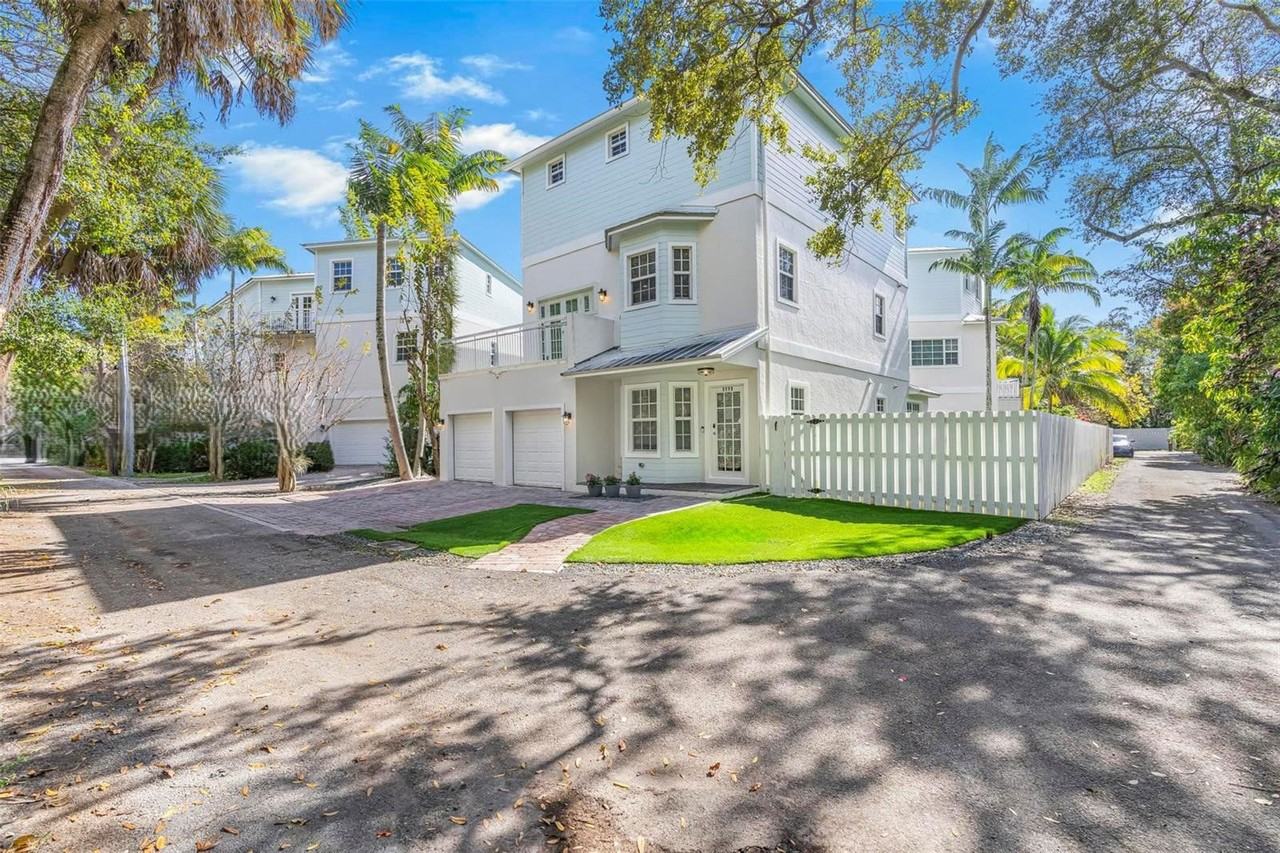 1111 Waverly Rd - Photo 3 of 8