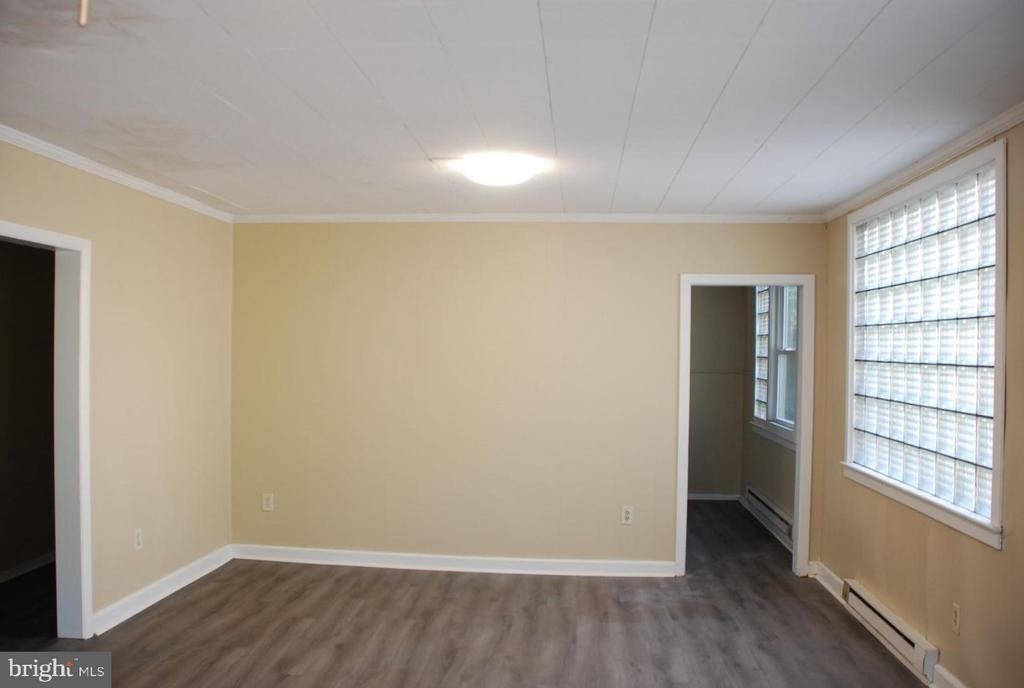 724 W Broad St Apt A - Photo 3 of 8