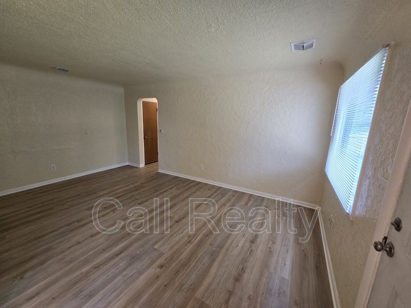 7610 E South Riverway Ave - Photo 2 of 11