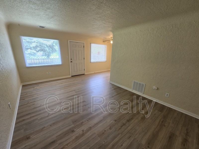 7610 E South Riverway Ave - Photo 3 of 11