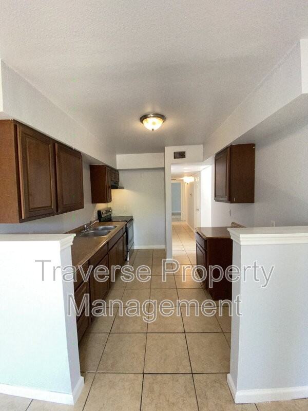 6810 Trail Lake Dr #B - Photo 5 of 17