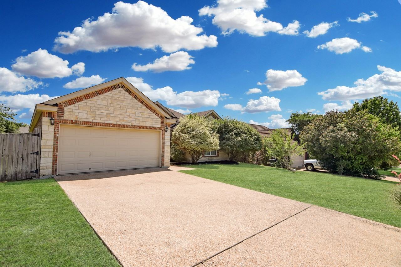 1013 Canyon Ridge Dr - Photo 2 of 19