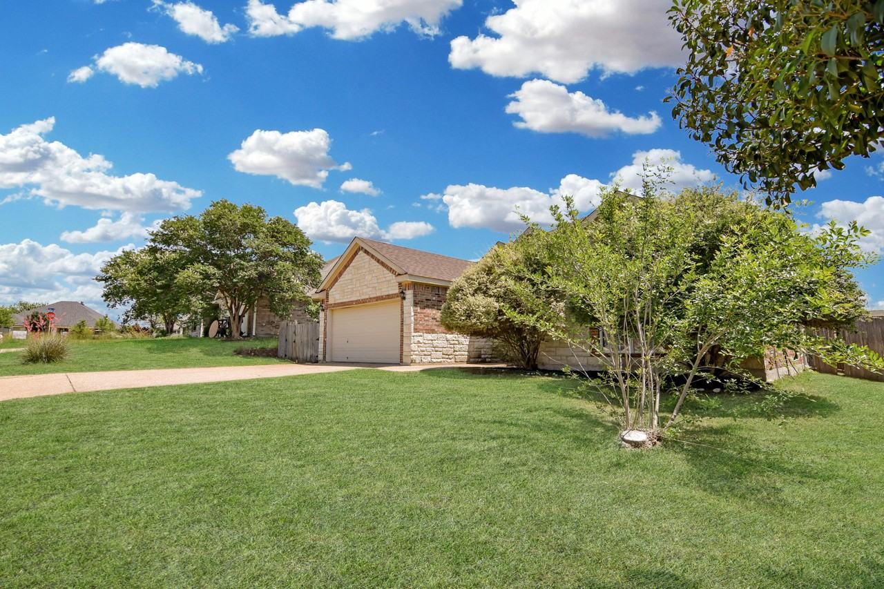 1013 Canyon Ridge Dr - Photo 3 of 19