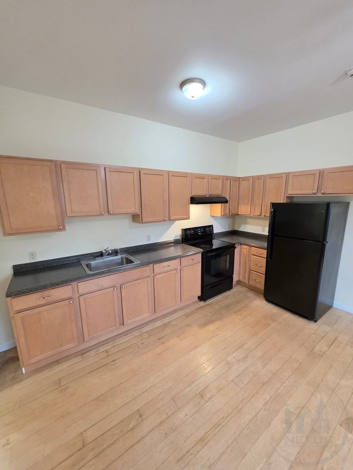 360 River St - Photo 4 of 10