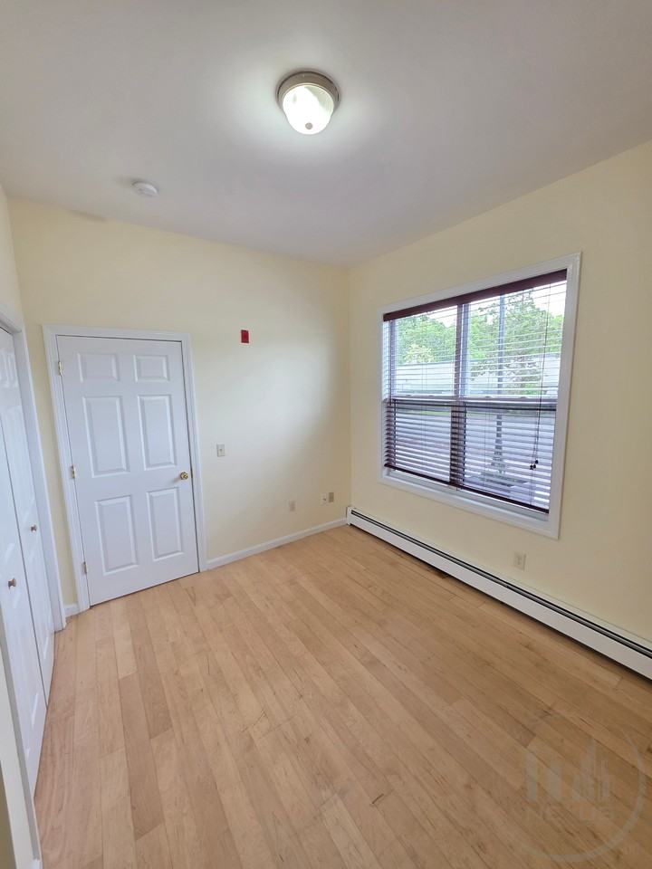 360 River St - Photo 5 of 10